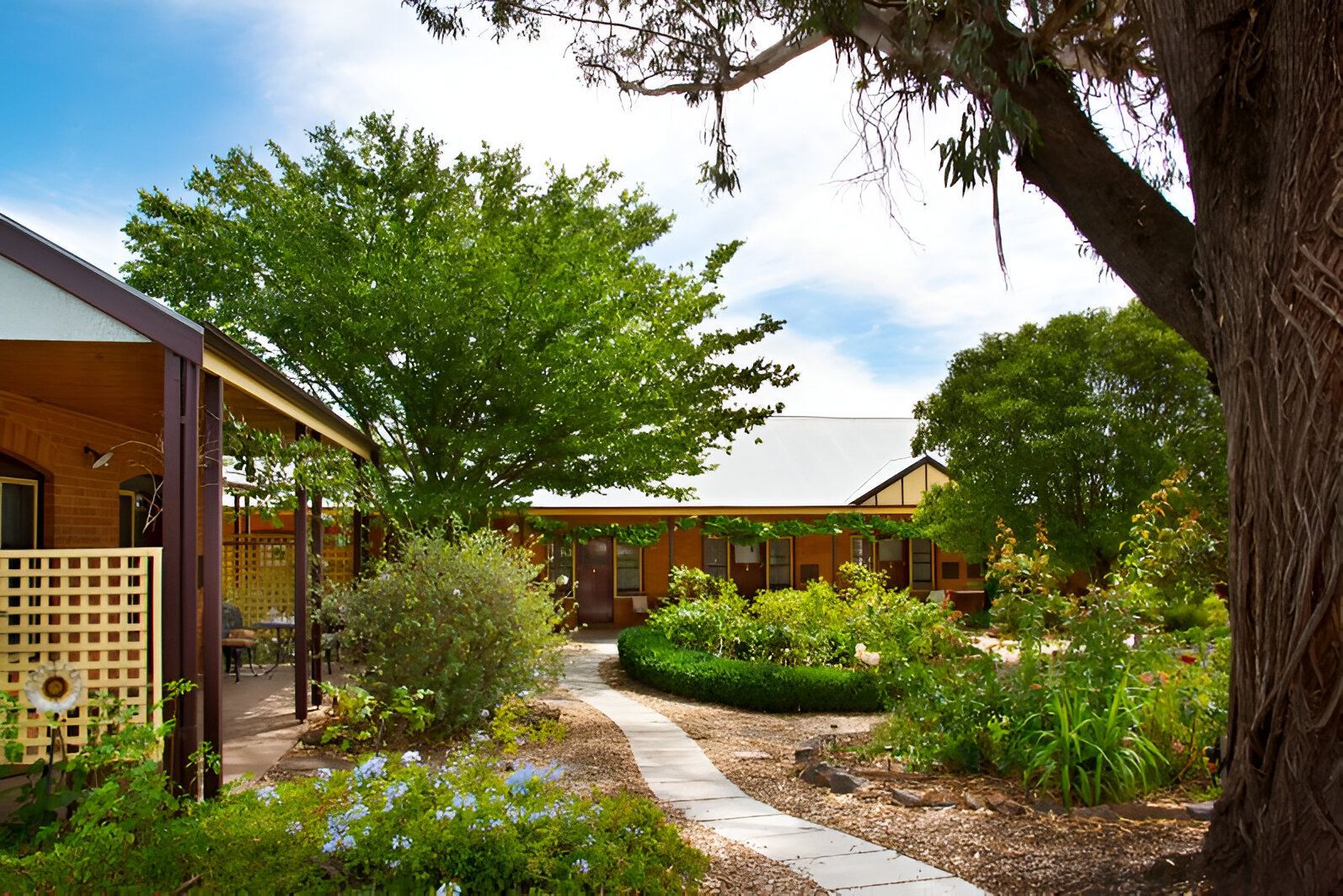 Garden pathway at Quartz Reef Motel