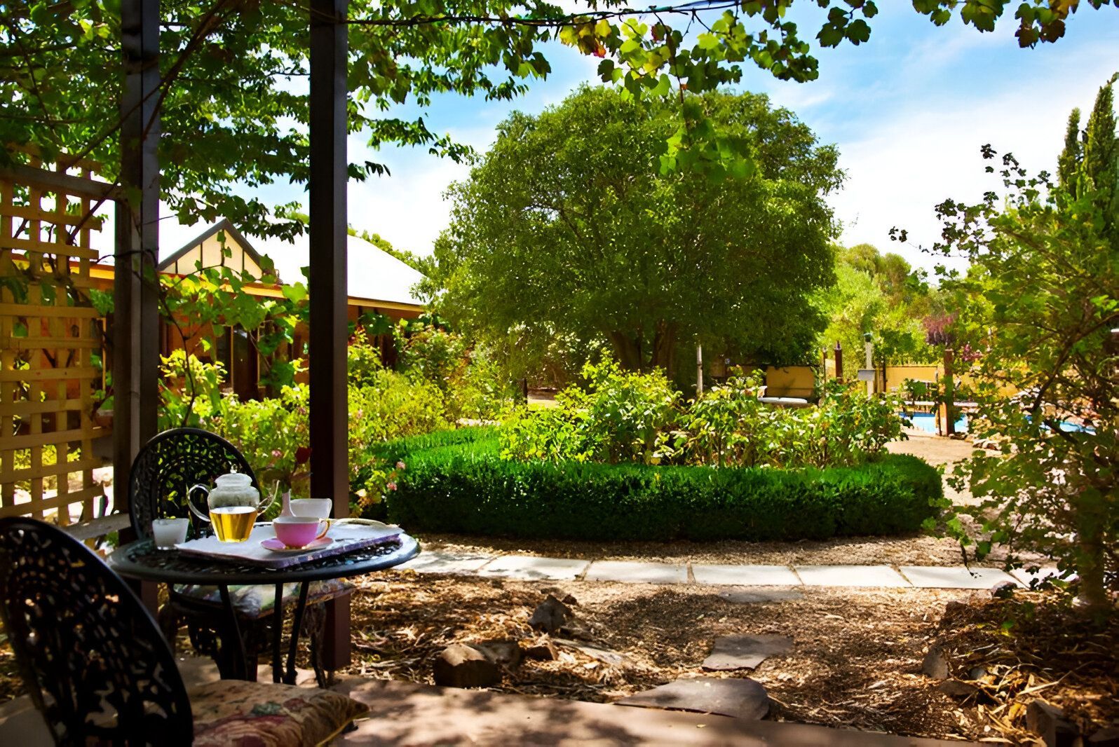 Swimming pool area at Quartz Reef Motel