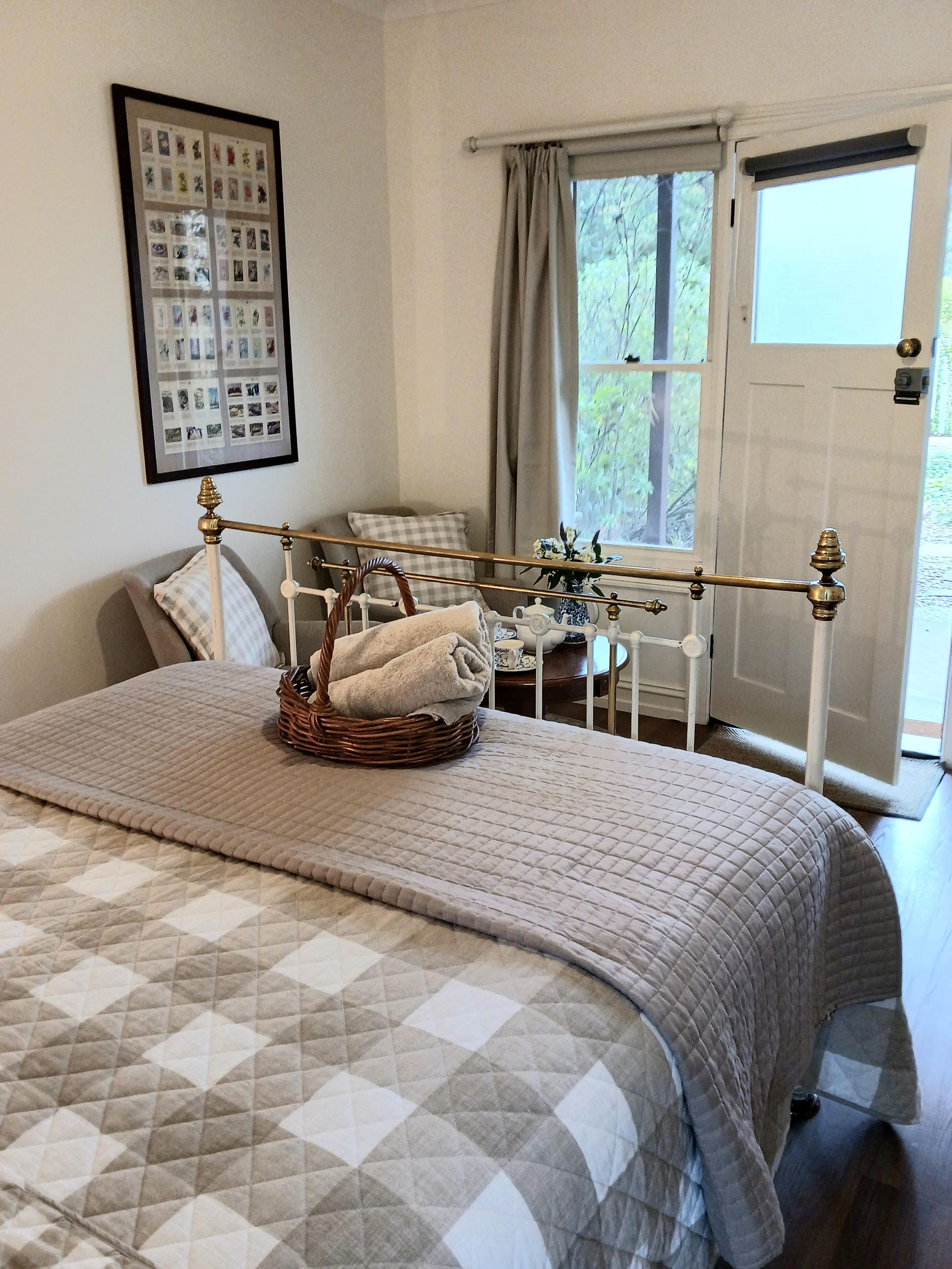 Queen room with heritage-style decor at Quartz Reef Motel